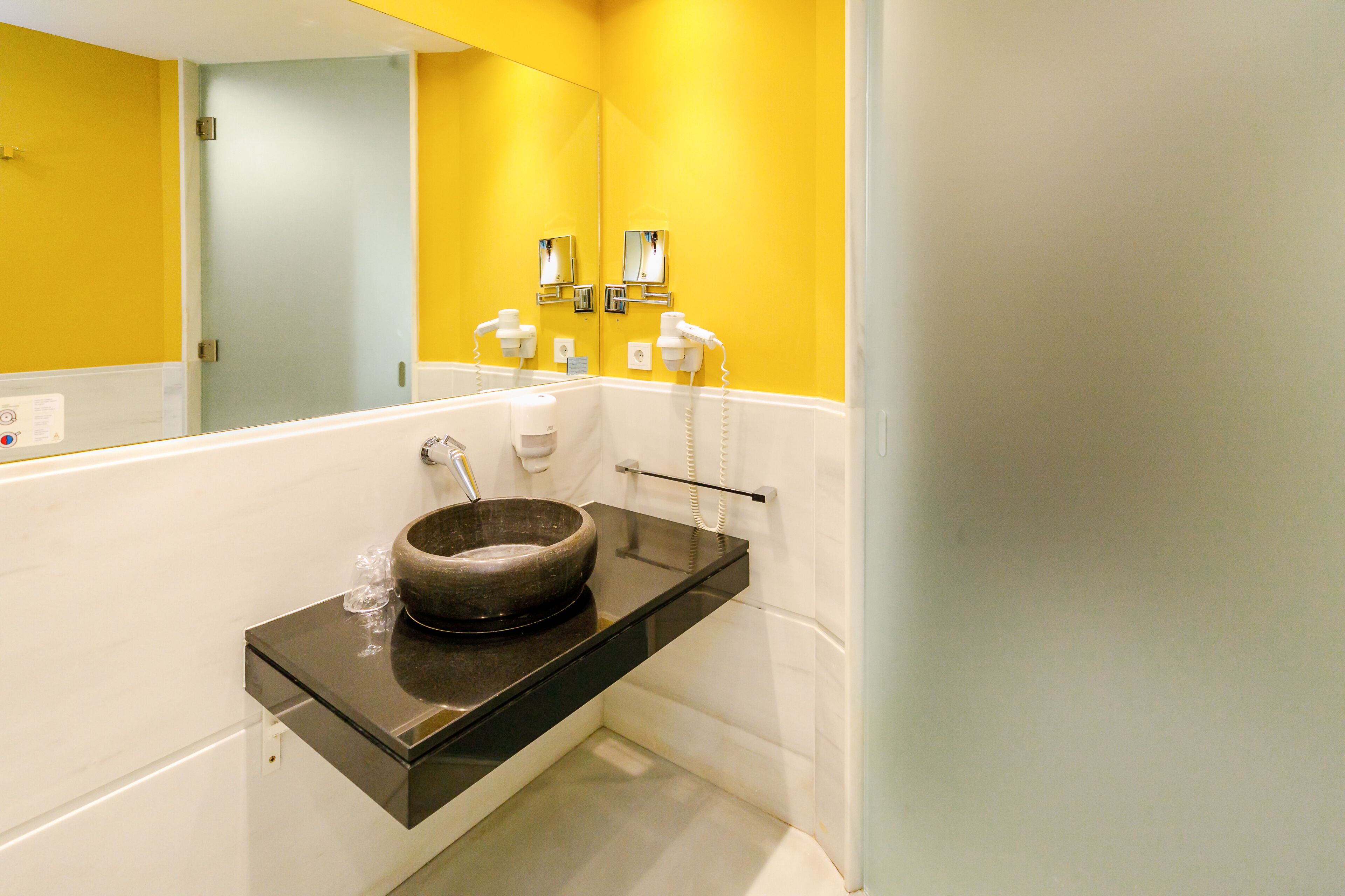 single room | bathroom | combined shower/bathtub, hair dryer, towels