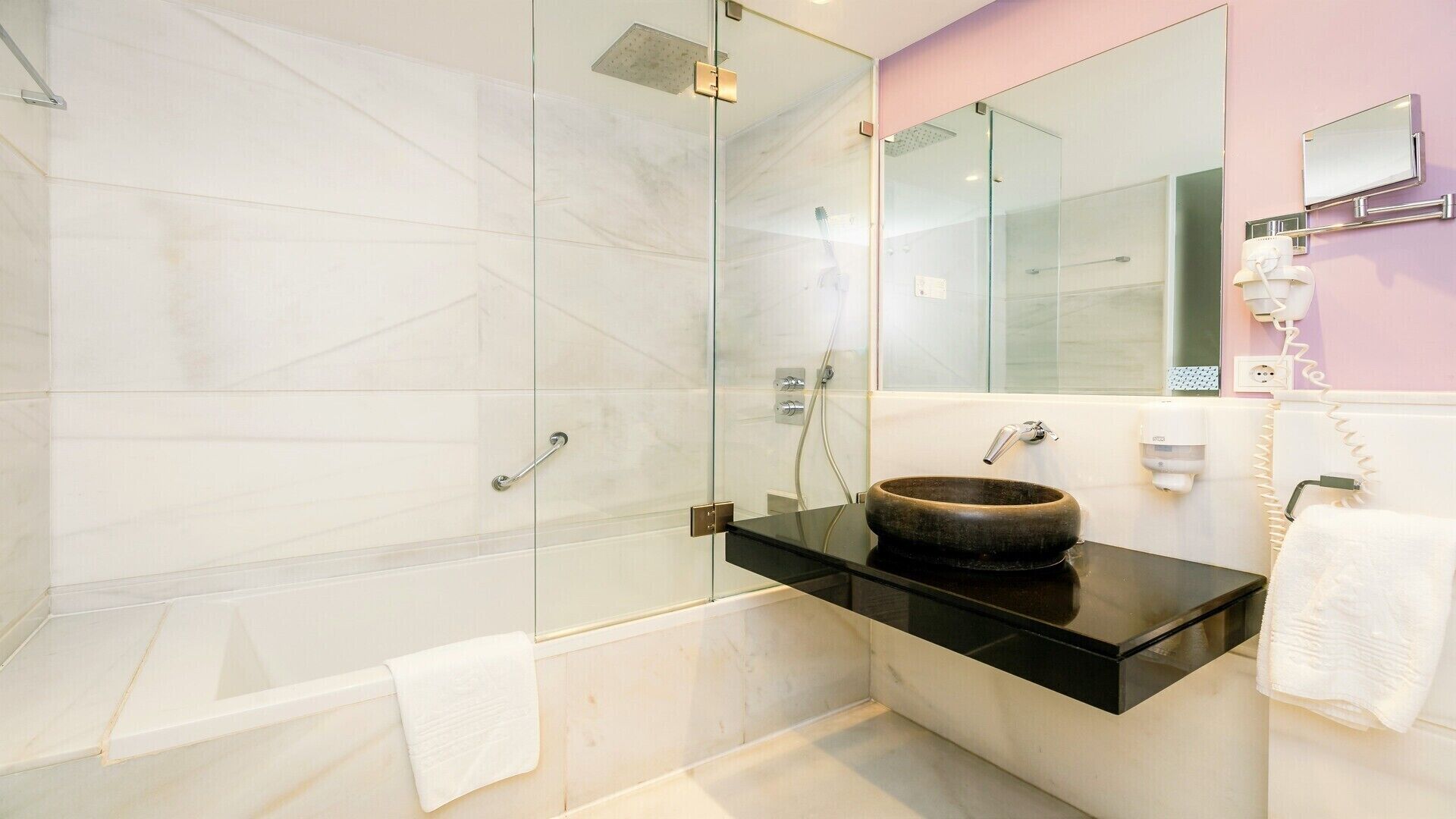 combined shower/bathtub, hair dryer, towels
