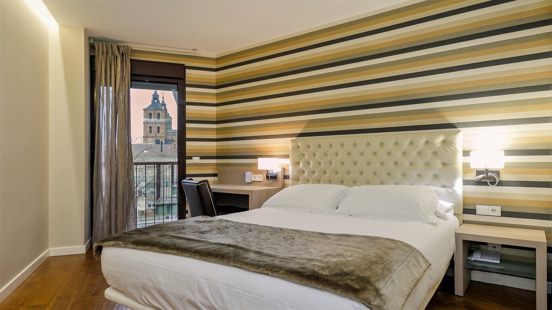 single room | minibar, in-room safe, individually decorated, desk