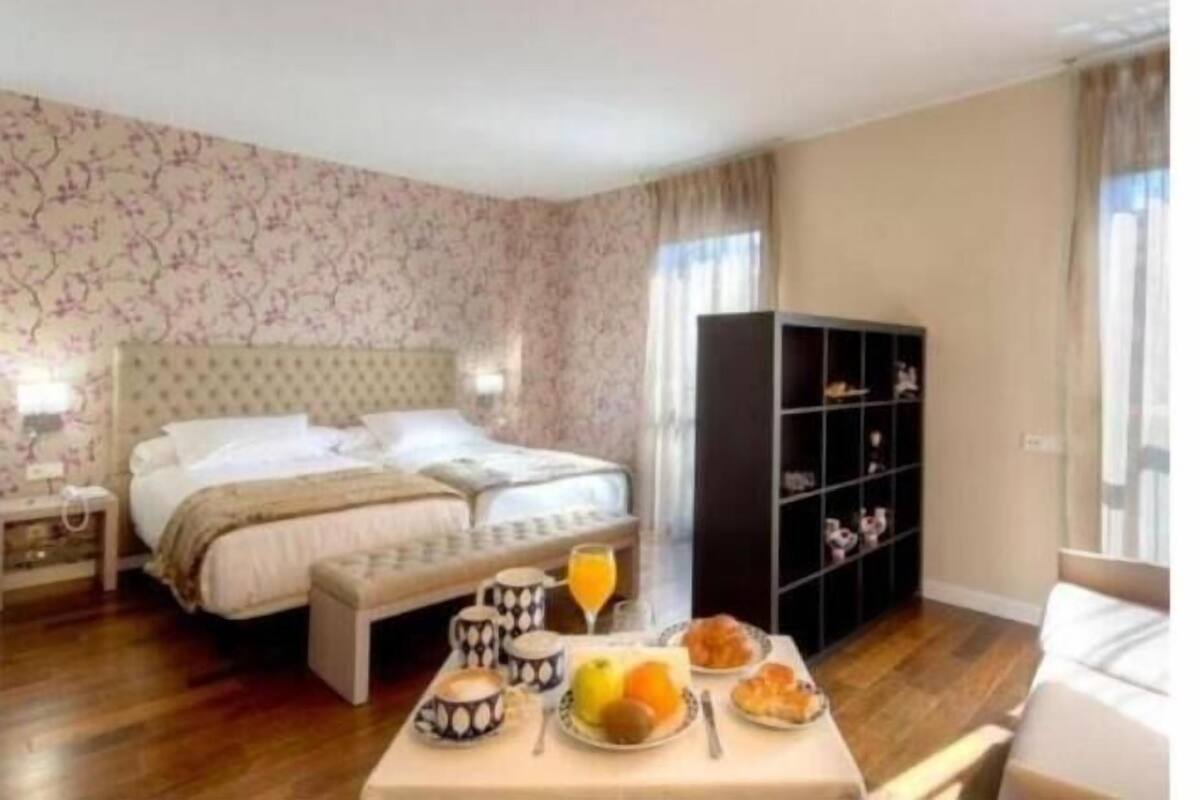 Minibar, Zimmersafe, Schreibtisch, Verdunkelungsvorhänge