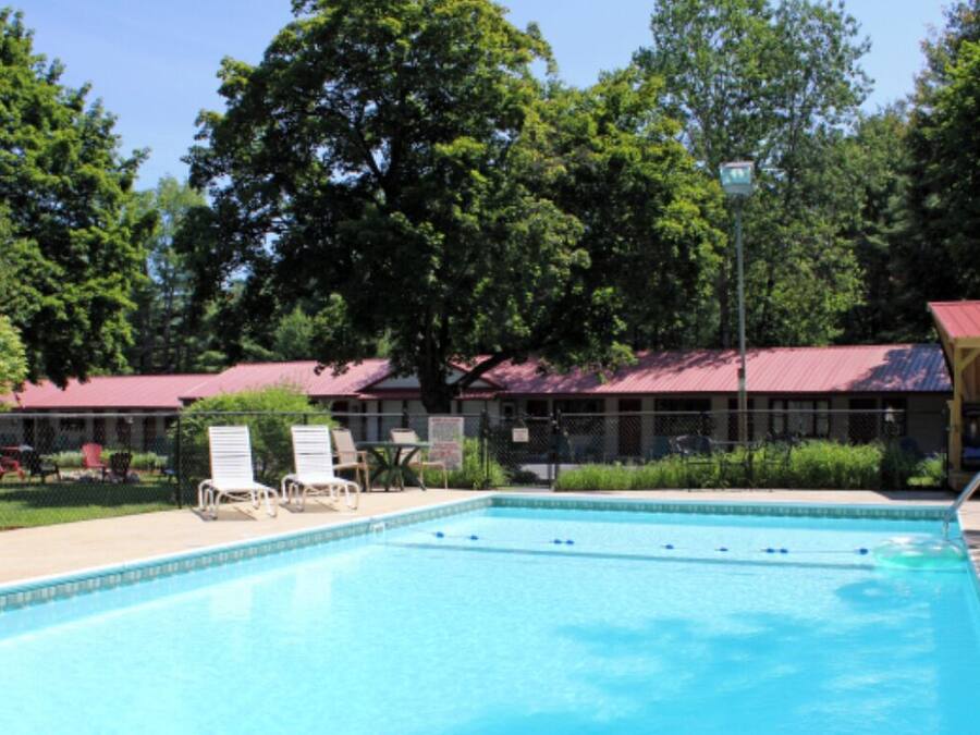 Piscine extérieure en saison