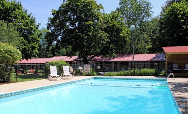 Seasonal outdoor pool - Luzerne Court Motel (Lake Luzerne)