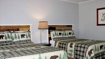 Habitación, 2 camas matrimoniales | 1 habitación, cortinas blackout, wifi gratis y ropa de cama