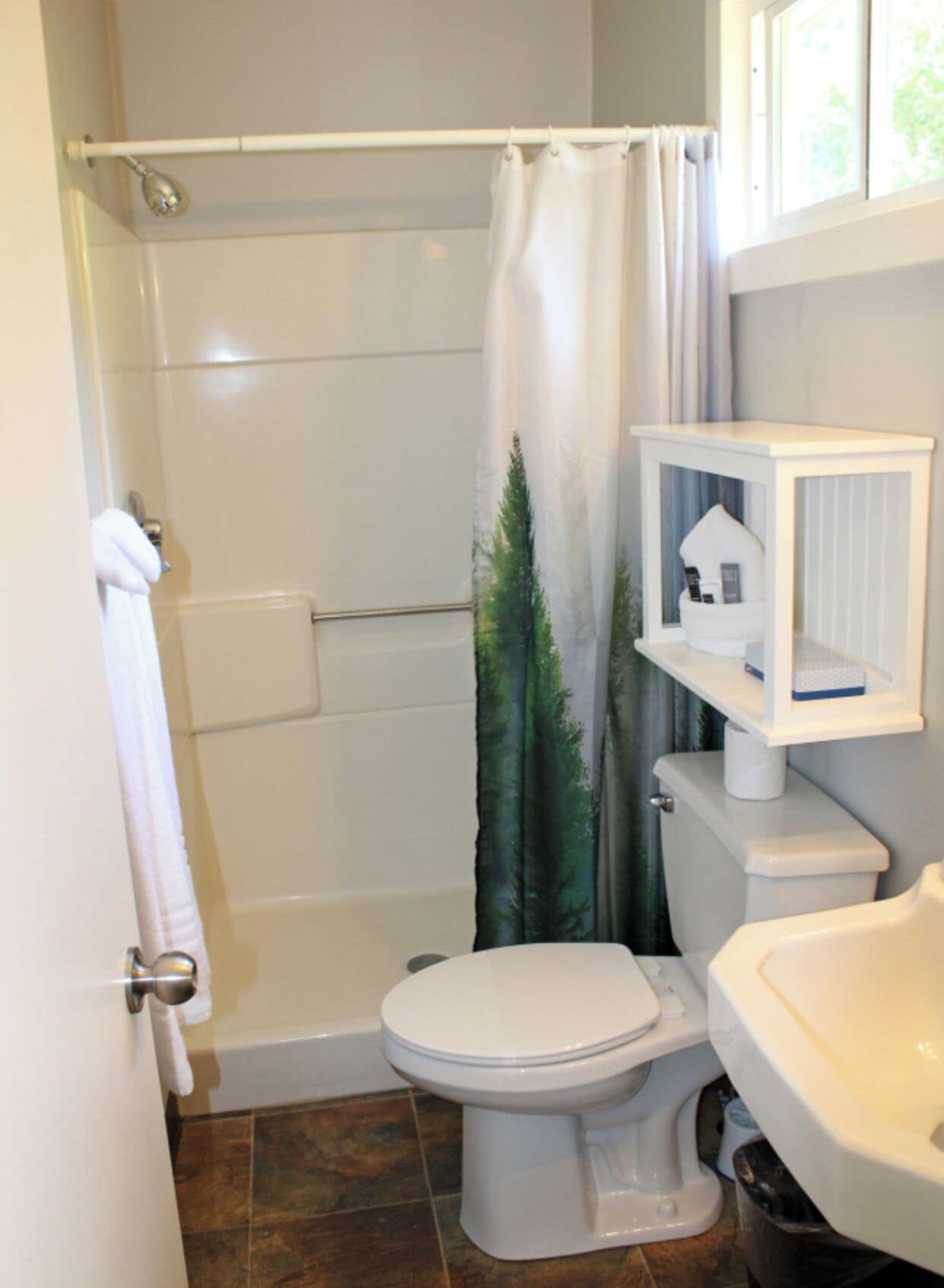 Combined shower/bathtub, hair dryer, towels, soap
