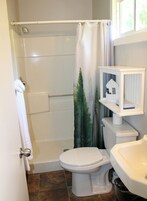 Bañera con ducha, secador de pelo, toallas, jabón