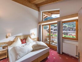 Ropa de cama hipoalergénica y caja de seguridad en la habitación 