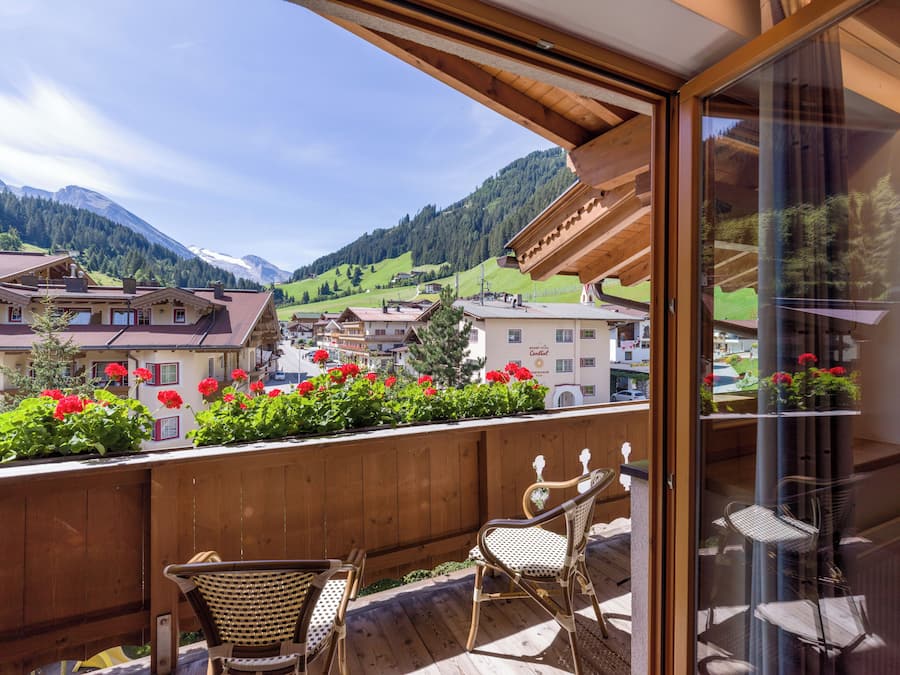 Hypo-allergenic bedding, in-room safe, free WiFi, bed sheets