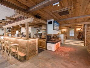 Bar sportif, vue sur le jardin, ouvert certains jours