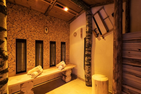 Sauna, hot tub, steam room