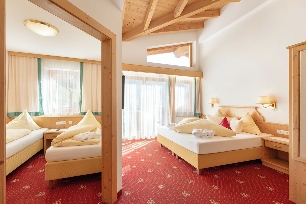 Junior Suite, 2 Bedrooms, Non Smoking, Mountain View | 1 bedroom, hypo-allergenic bedding, in-room safe, free WiFi