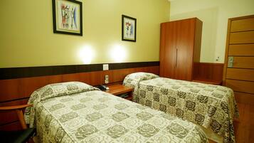 Frigobar, cofres nos quartos, escrivaninha, Wi-Fi de cortesia