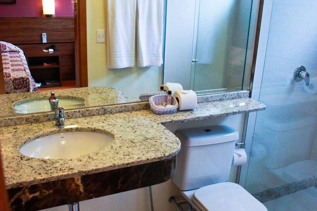 shower, free toiletries, hair dryer, towels