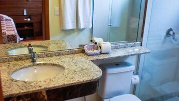 Ducha, artículos de tocador gratuitos, secador de pelo, toallas