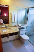 Ducha, artículos de tocador gratuitos, secador de pelo, toallas