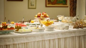 Café da manhã com buffet grátis todos os dias