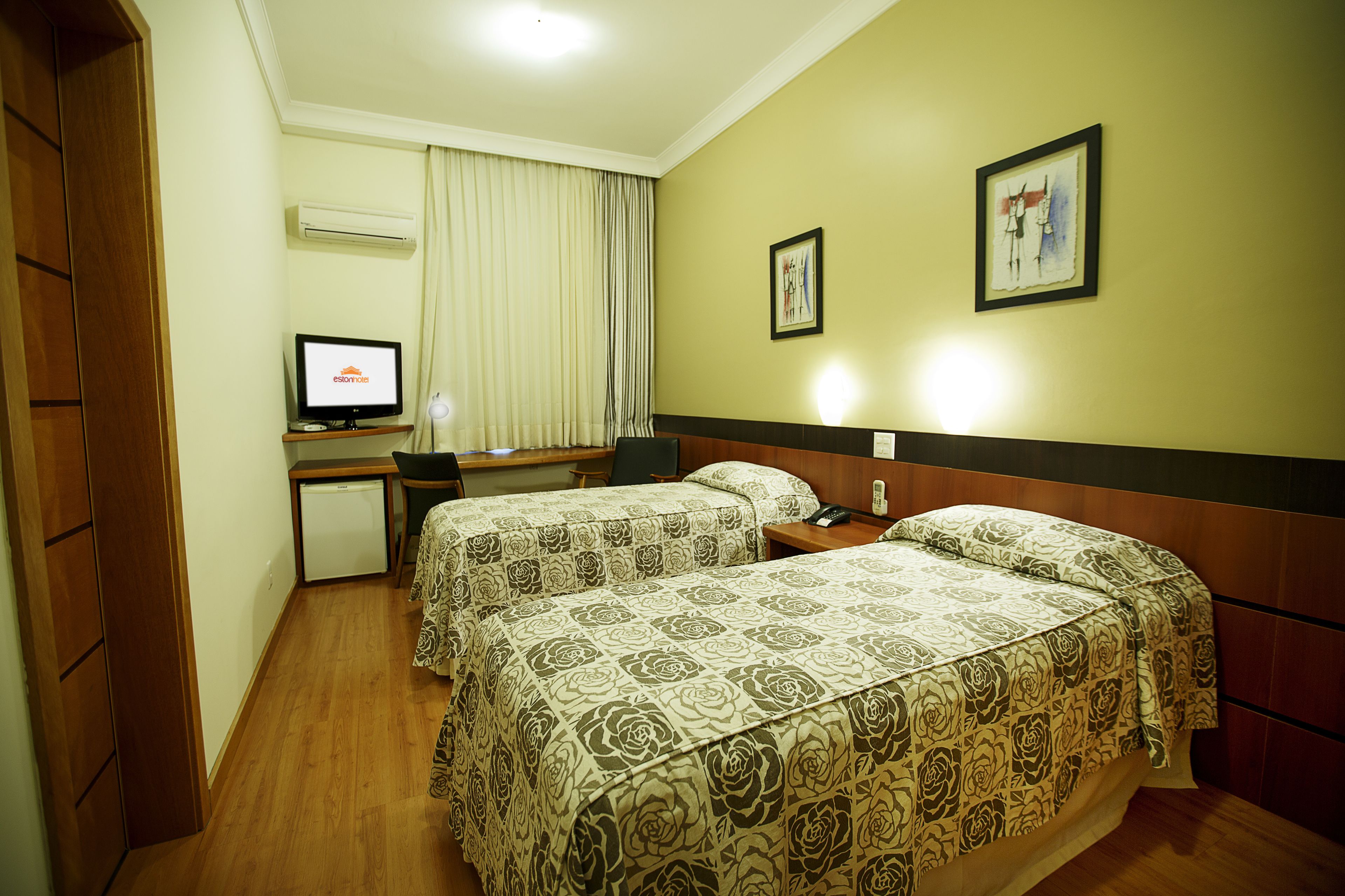 deluxe twin room | minibar, in-room safe, desk, free wifi