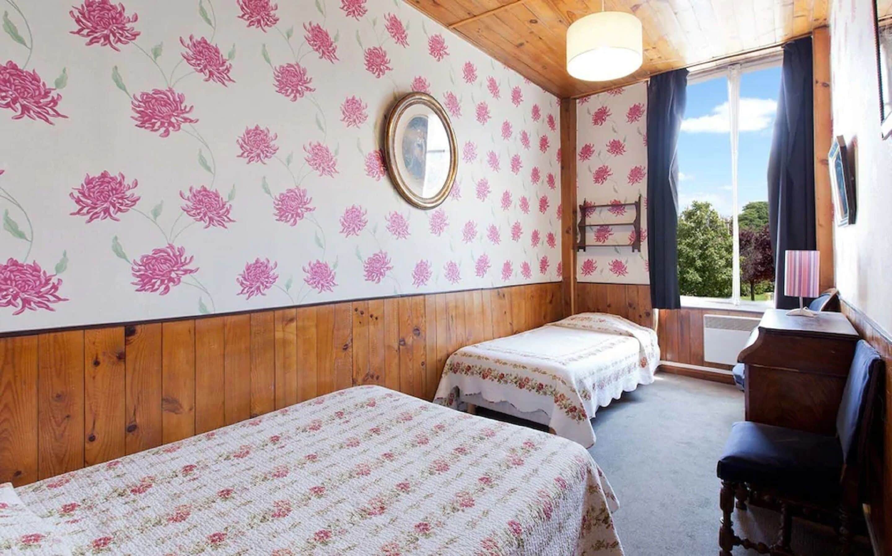 triple room | in-room safe, individually decorated, individually furnished, desk