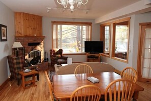 คอทเทจ, 2 ห้องนอน (Abby) | บริเวณนั่งเล่น | ทีวี, เตาผิง