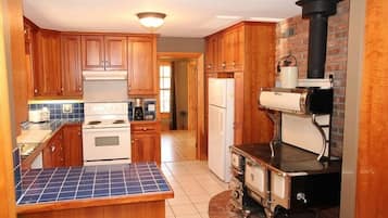 House, 4 Bedrooms (Miller House) | Private kitchen | Fridge, microwave, coffee/tea maker