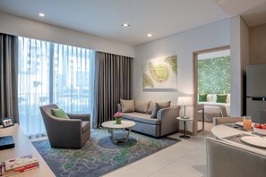 高档床上用品、客房内保险箱、特色家居、办公桌