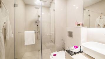 Een douche, een regendouche, milieuvriendelijk toiletgerief