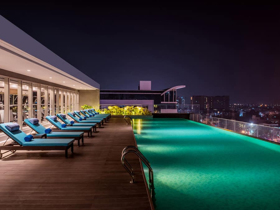 Una piscina al aire libre, sillones reclinables de piscina