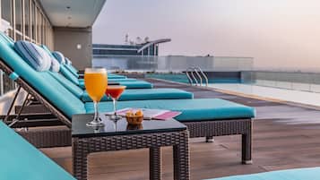 Een buitenzwembad en ligstoelen