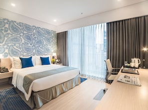 Ropa de cama de alta calidad y caja de seguridad en la habitación 