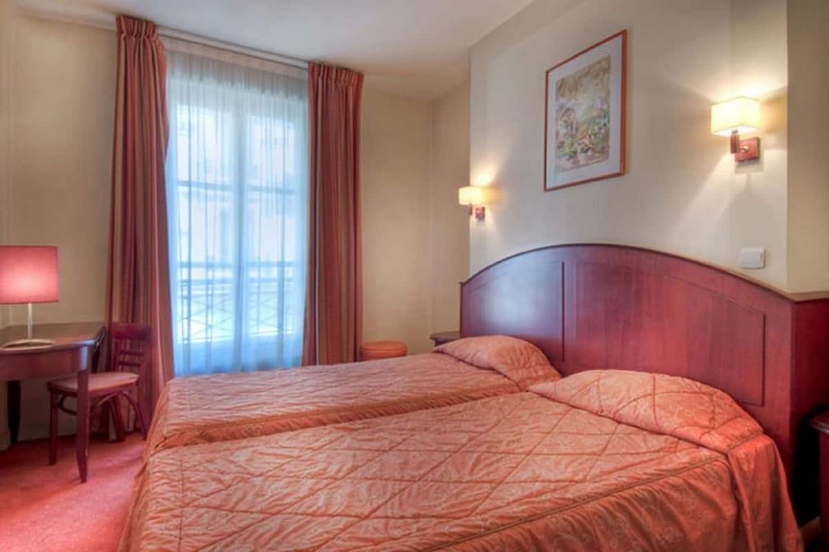 Twin kamer | Een kluis op de kamer, een bureau, een strijkplank/strijkijzer