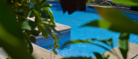 Piscine extérieure, chaises longues