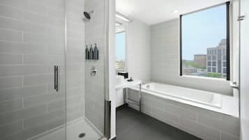 Een douche, gratis toiletartikelen, een haardroger, handdoeken