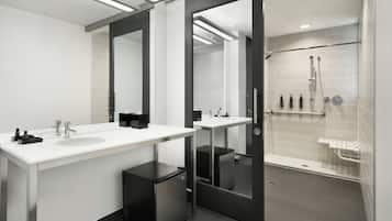 Un baño moderno con dos lavamanos, un espejo y una zona de ducha.