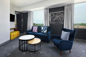 42-inch LCD TV with satellite channels, TV, Netflix - Aloft Greenville Downtown (Greenville)