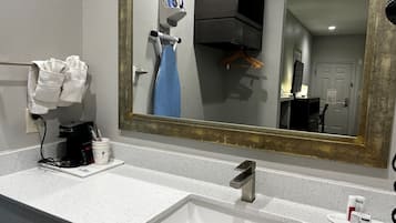 Een bad, een regendouche, gratis toiletartikelen, een haardroger