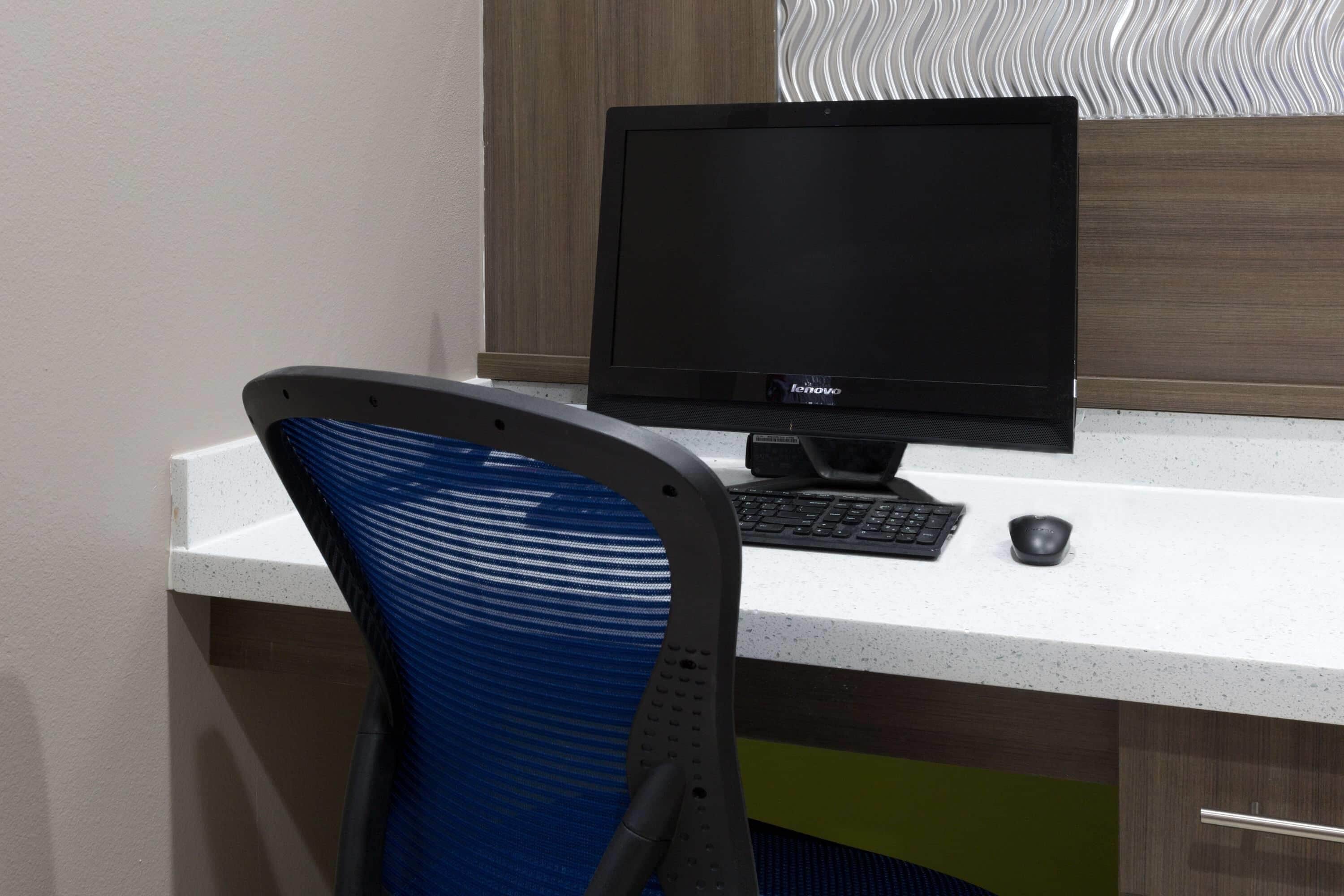 Un escritorio con monitor, teclado y ratón.