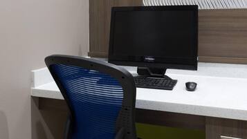 Un escritorio con monitor, teclado y ratón.