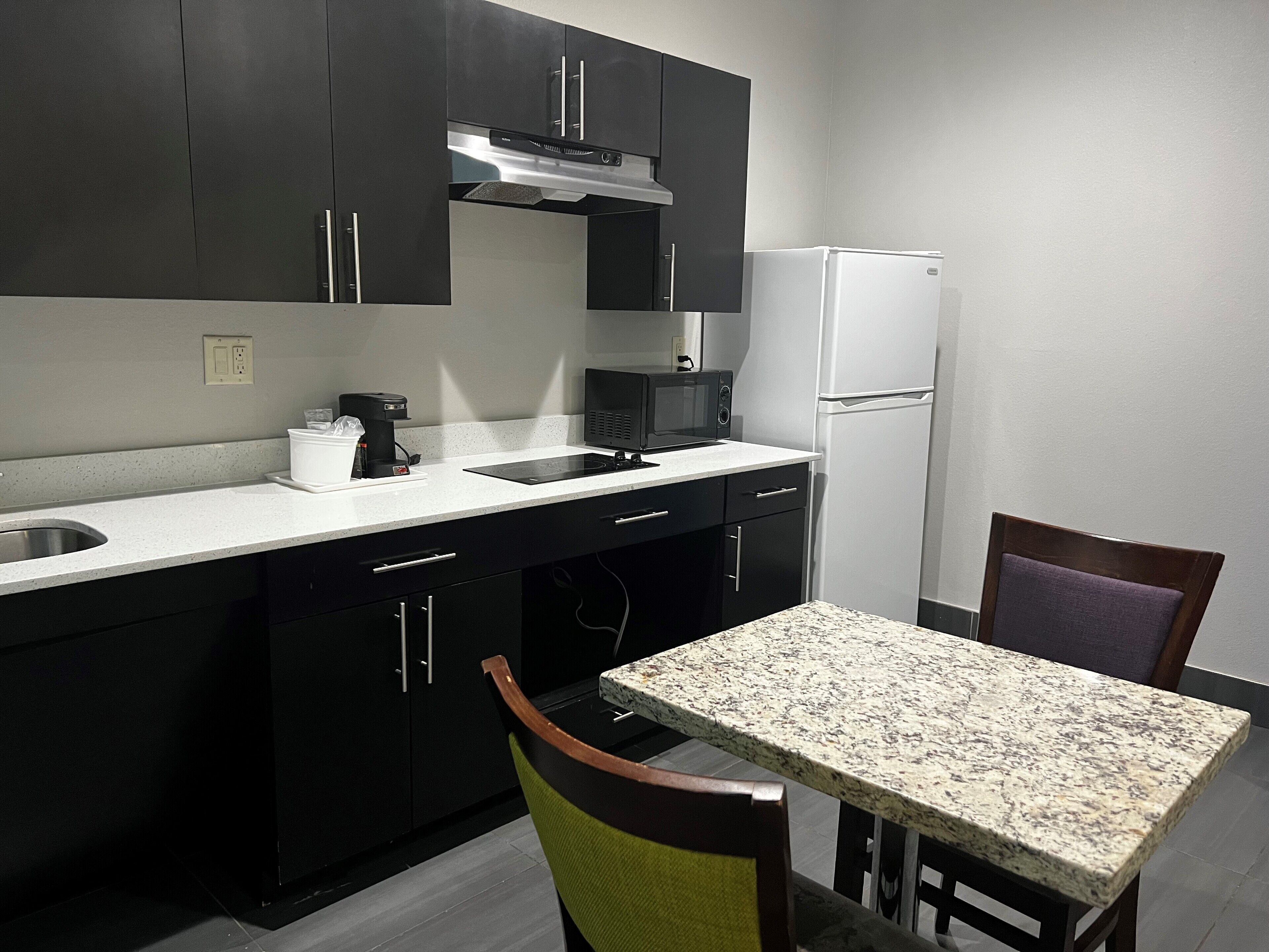 suite, 2 queen beds, non smoking, kitchenette | private kitchen | microwave, coffee/tea maker