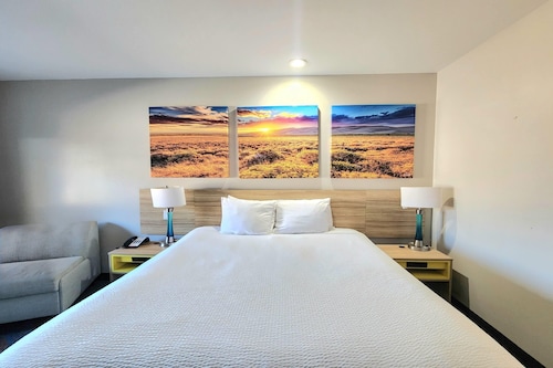 Days Inn & Suites by Wyndham Katy