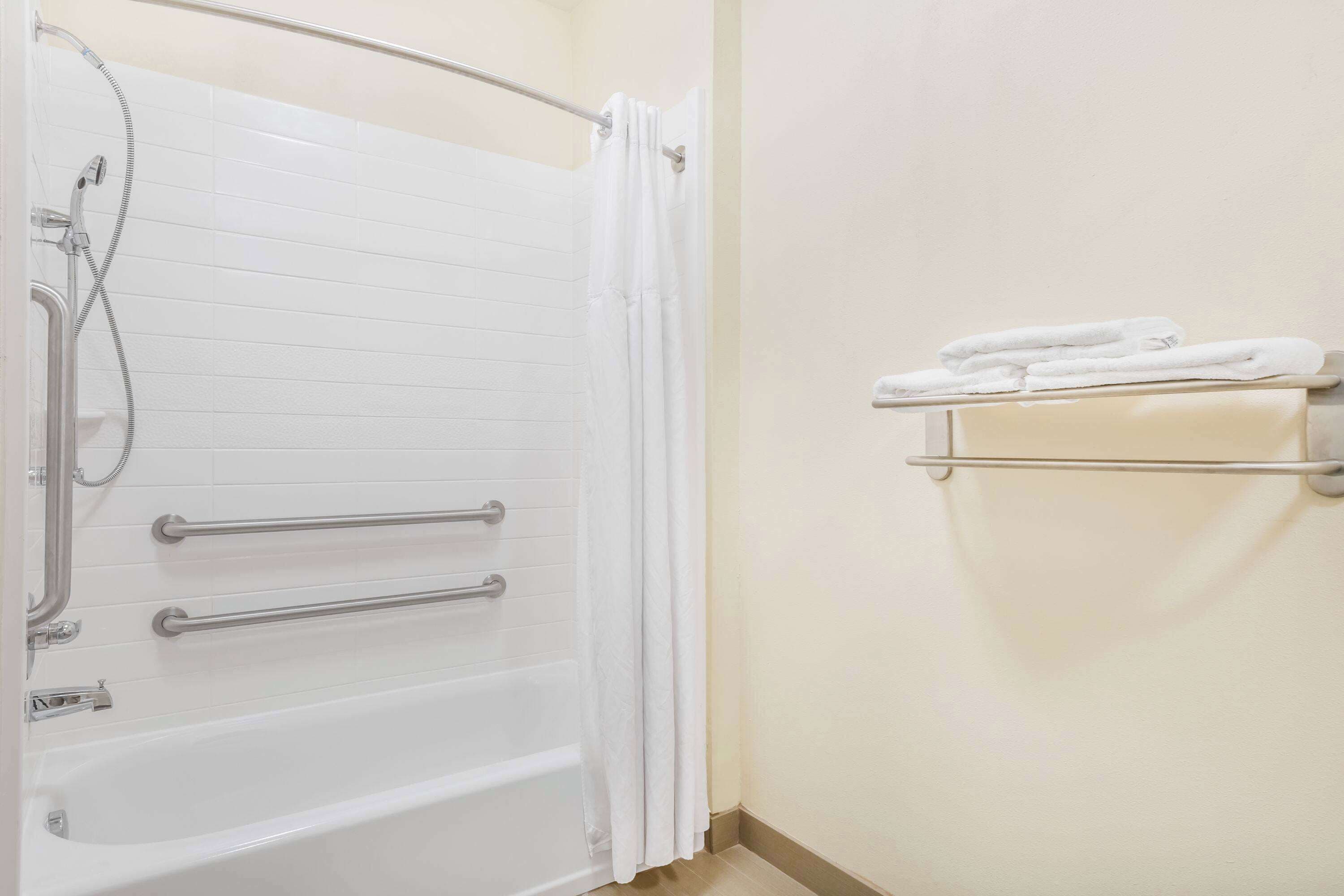 combined shower/bathtub, hair dryer, towels