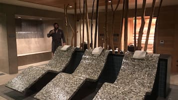 Sauna, tina de hidromasaje, baño de vapor y aguas termales