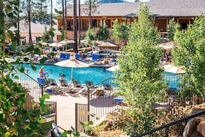 Outdoor pool, pool umbrellas, pool loungers - Rush Creek Lodge and Spa at Yosemite (Groveland)