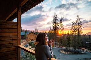 Hypo-allergenic bedding, pillowtop beds, in-room safe, desk - Rush Creek Lodge and Spa at Yosemite (Groveland)