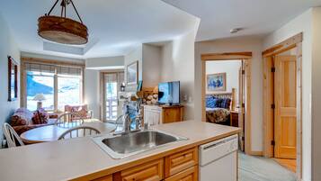 Kondominium, 1 kamar tidur, Bebas Asap Rokok | Meja kerja, setrika/meja setrika, dan Wi-Fi gratis