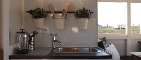 Cabana família, 1 quarto, para não fumantes, vista para o lago | Cozinha americana privada | Cooktop, chaleira elétrica, talheres/pratos/utensílios de cozinha