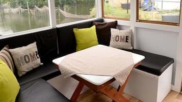 Familien-Ferienhütte, 1 Schlafzimmer, Nichtraucher, Seeblick | Wohnbereich