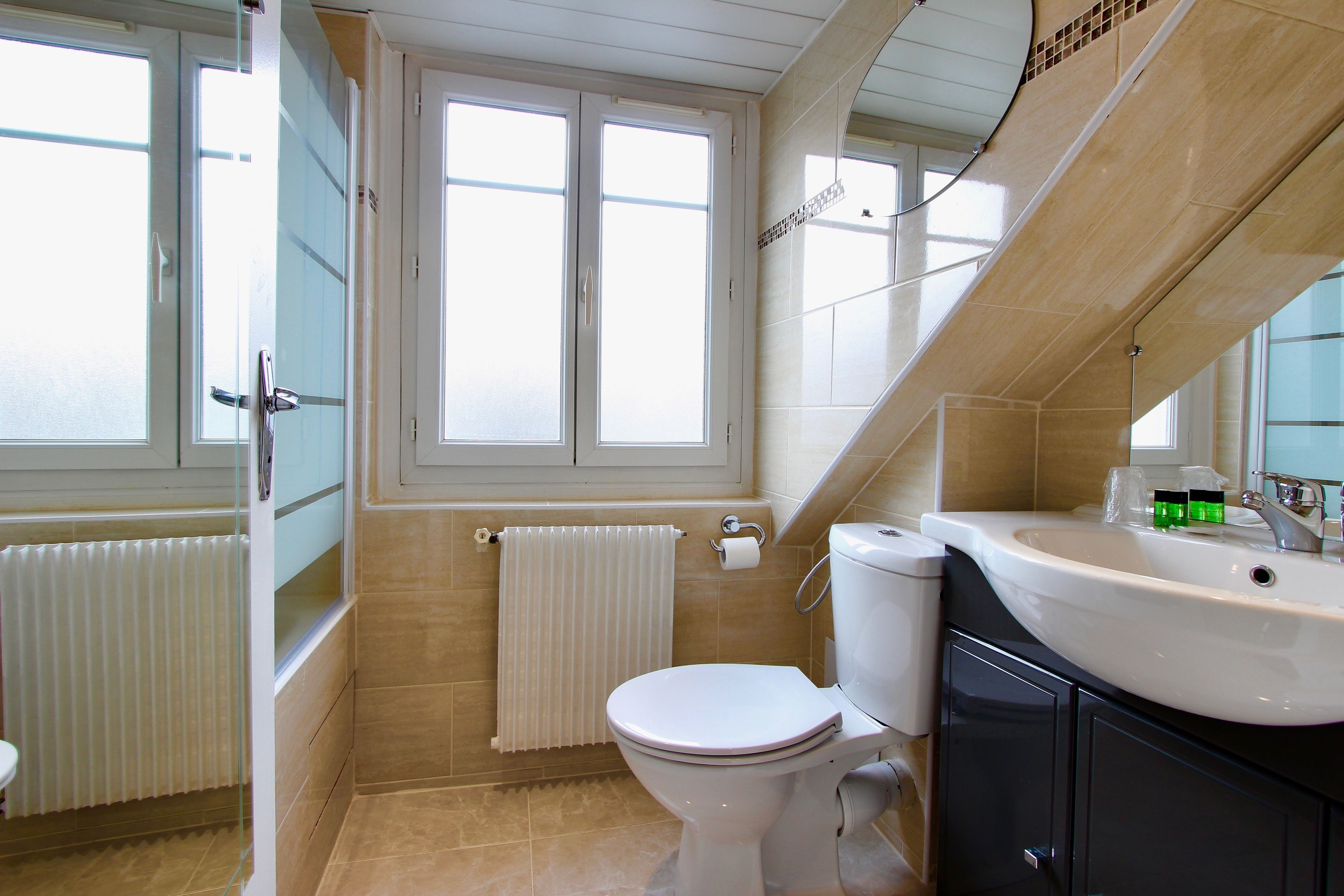 family room (adjoining rooms, non-connecting rooms) | bathroom | free toiletries, hair dryer, towels