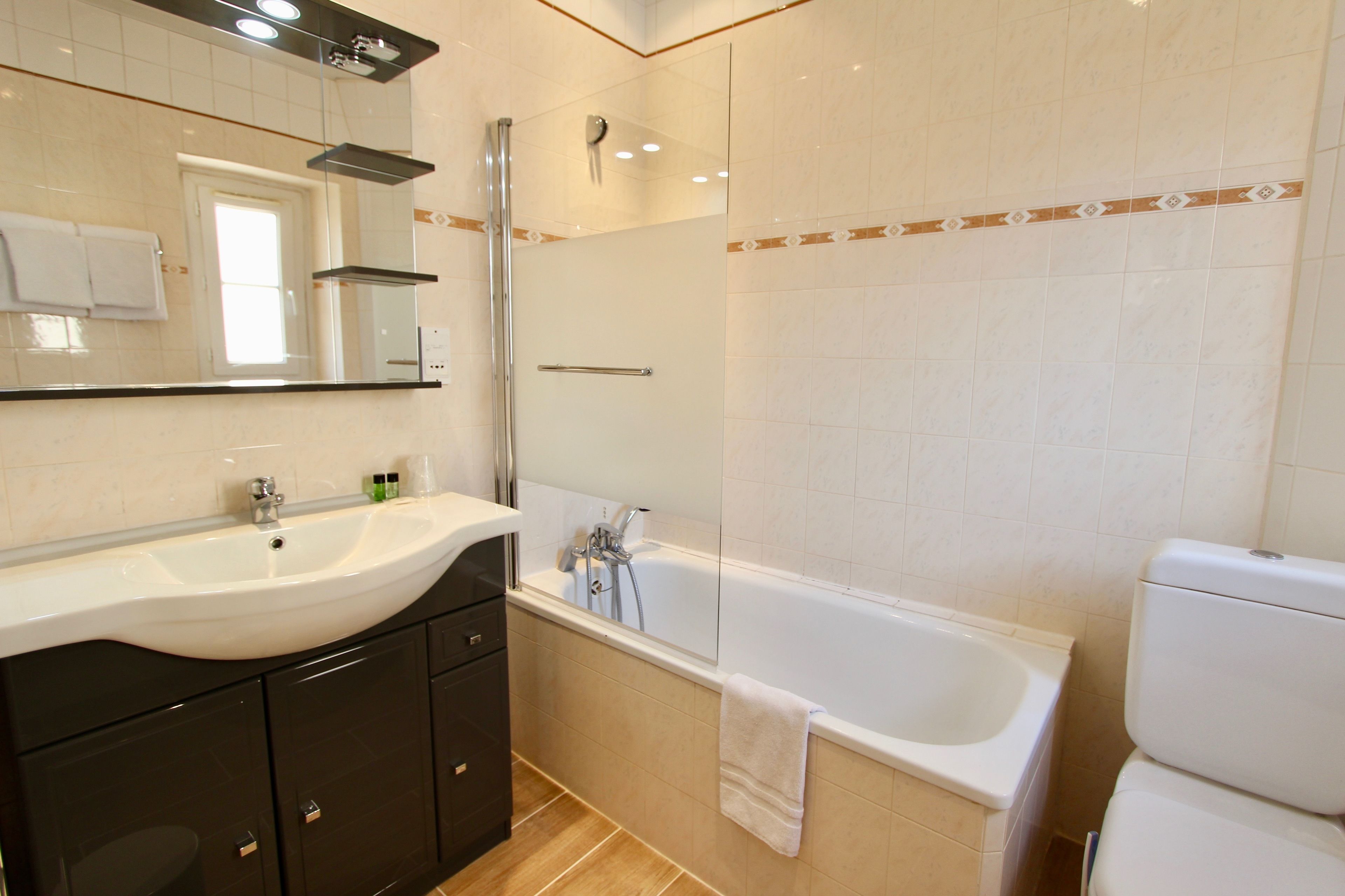 classic room | bathroom | free toiletries, hair dryer, towels
