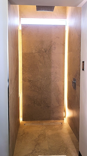 Deluxe Quadruple Room | Bathroom | Designer toiletries, hair dryer, towels