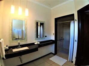 Deluxe Studio, 1 Bedroom, Accessible, Garden View | Bilik Mandi | Kelengkapan dandanan diri berjenama, pengering rambut, tuala disediakan 