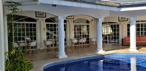 Se ofrece un desayuno completo (11 USD por persona)